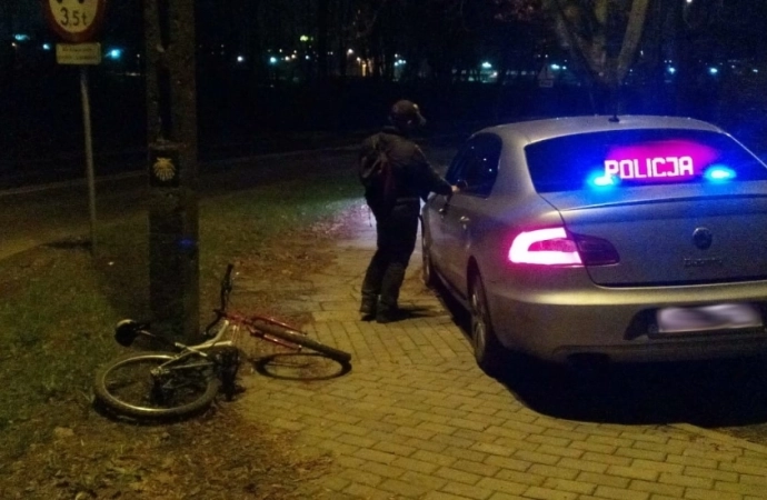 Rowerzysta bez żadnego oświetlenia jechał po zmroku ulicą Poprzeczną w Olsztynie. Co więcej, był pijany.