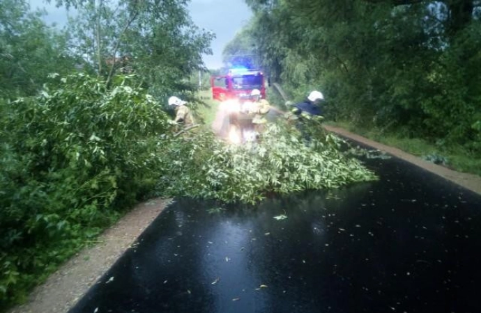 {Kolejną dobę przez województwo warmińsko-mazurskie przechodził front burzowy.}